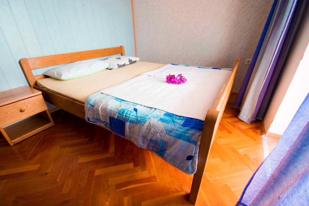 Postel nebo postele na pokoji v ubytování Apartments Seline/Paklenica Riviera 6833
