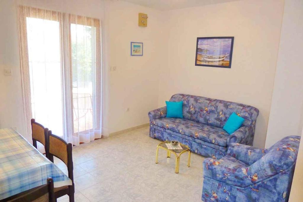 salon z kanapą i krzesłem w obiekcie Apartments in Dobrinj/Insel Krk 35141 w mieście Dobrinj