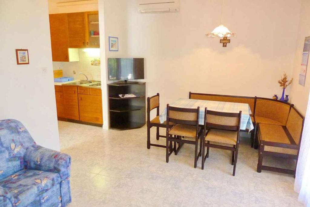 Kuchnia lub aneks kuchenny w obiekcie Apartments in Dobrinj/Insel Krk 35141