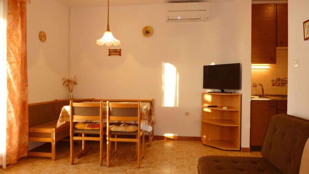 Telewizja i/lub zestaw kina domowego w obiekcie Apartments in Dobrinj/Insel Krk 35141