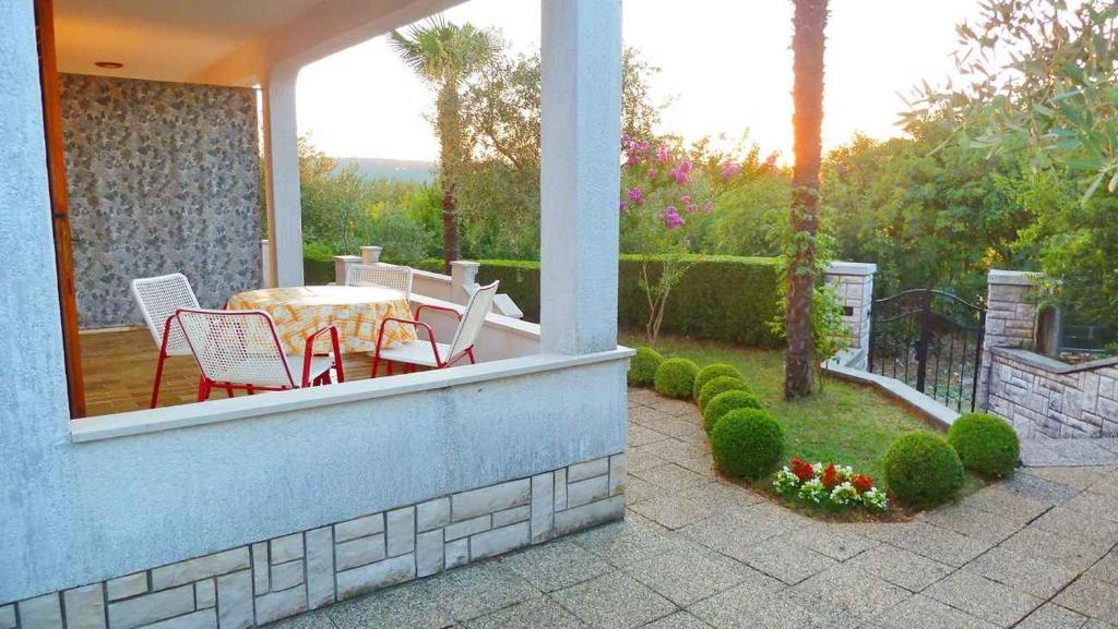 Ogród w obiekcie Apartments in Dobrinj/Insel Krk 35141