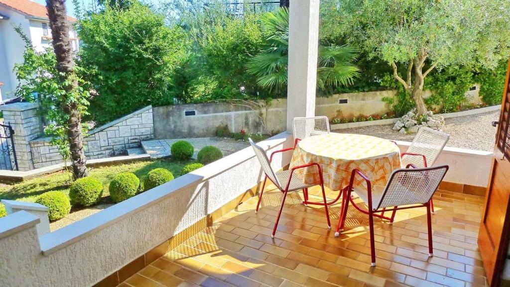 Balkon lub taras w obiekcie Apartments in Dobrinj/Insel Krk 35141