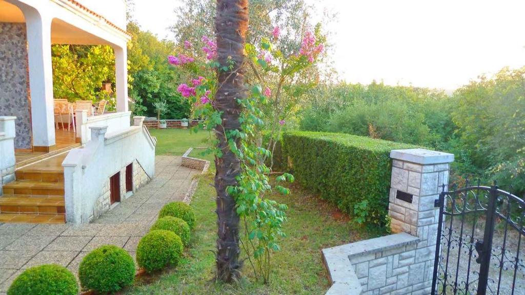Ogród w obiekcie Apartments in Dobrinj/Insel Krk 35141