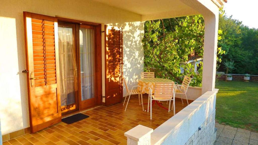 Ogród w obiekcie Apartments in Dobrinj/Insel Krk 35141
