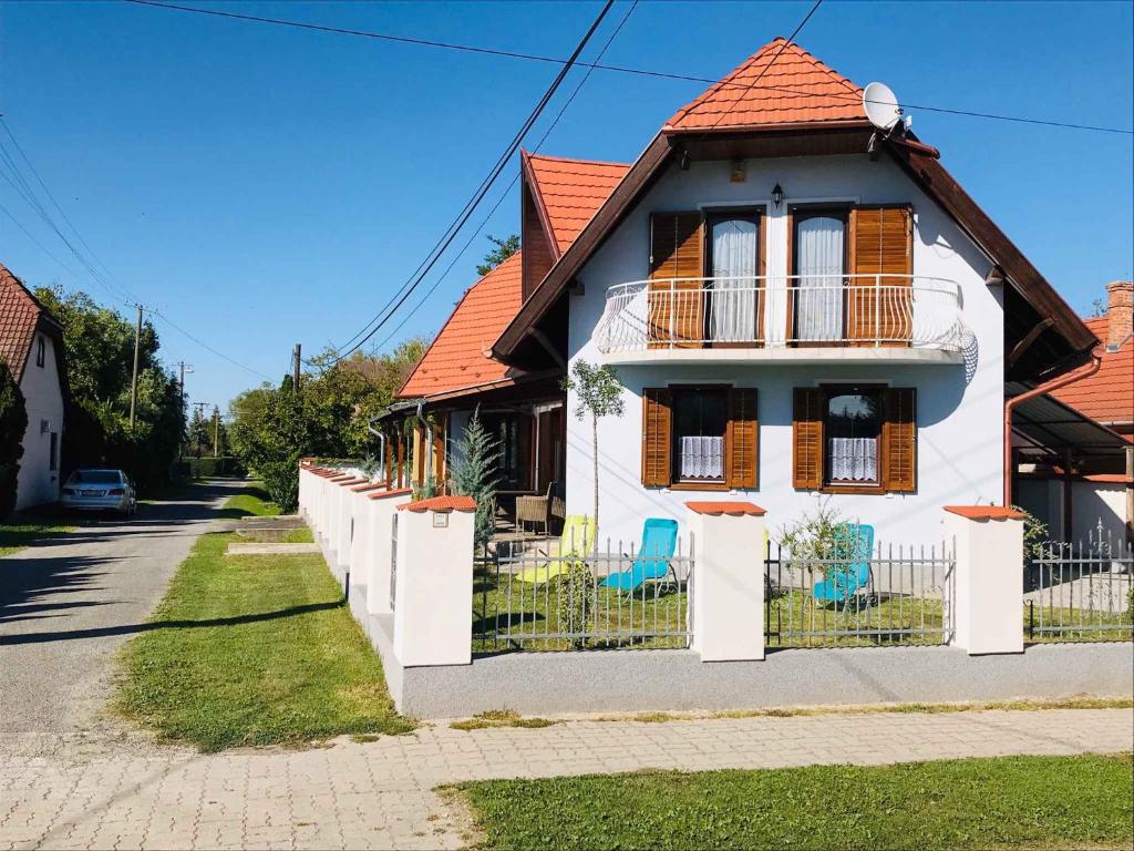 バラトンマーリアフュルドゥーにあるHoliday home in Balatonmariafürdo 35629のオレンジ色の屋根の白い家