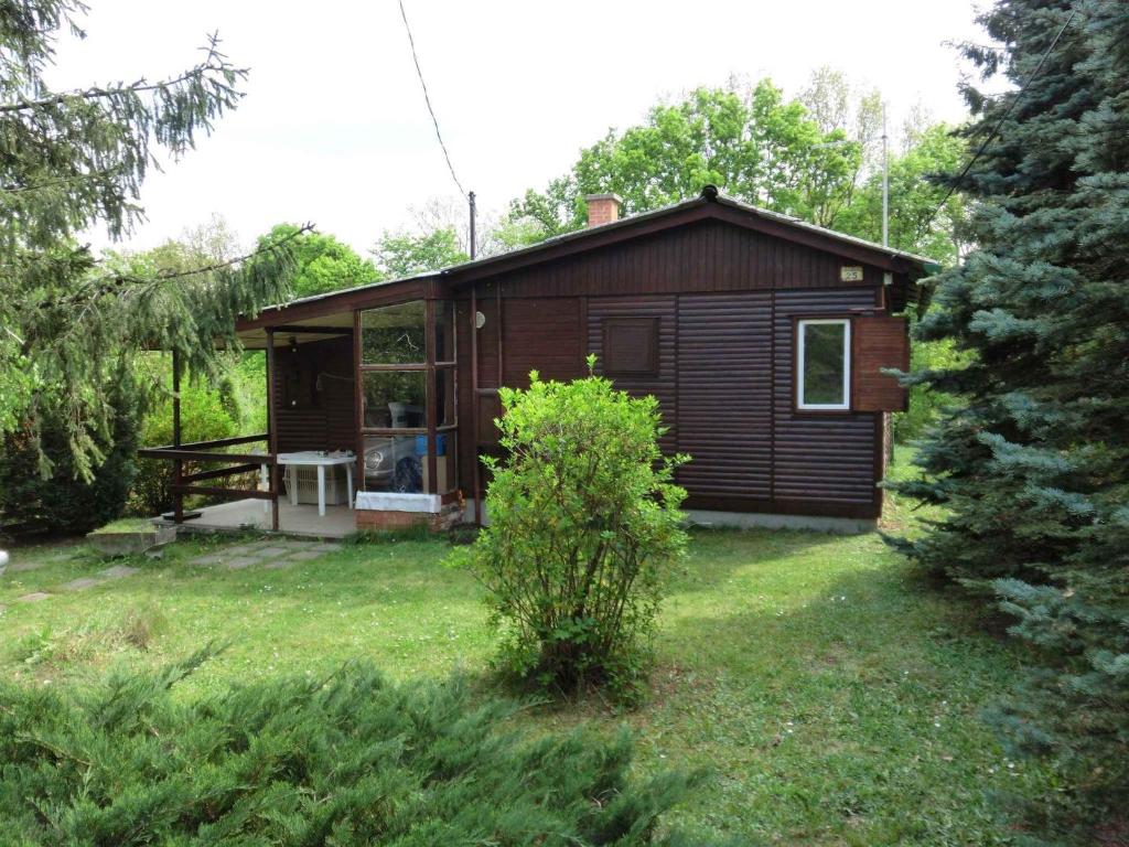 a small cabin in the middle of a yard at Holiday home in Leanyfalu/Donauknie 35231 in Leányfalu