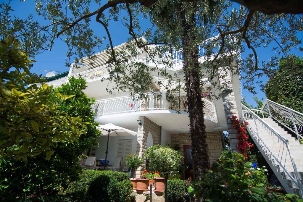 Vonkajšia záhrada v ubytovaní Apartments in Biograd na Moru 8034
