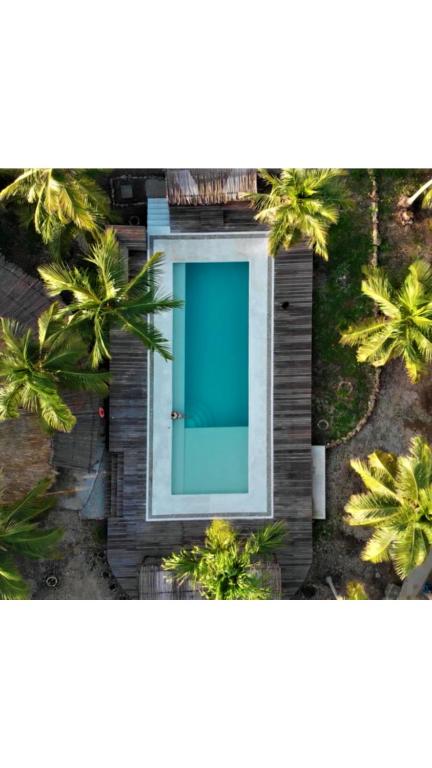 una vista aérea de una casa con una puerta azul en Isla Fuerte - Wiji Island House, en Puerto Limón