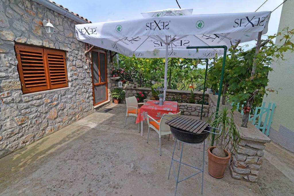 Patio alebo iná vonkajšia časť ubytovania Apartments in Veli Losinj 33624