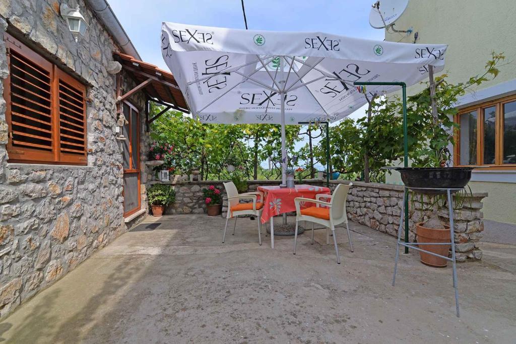 Patio alebo iná vonkajšia časť ubytovania Apartments in Veli Losinj 33624