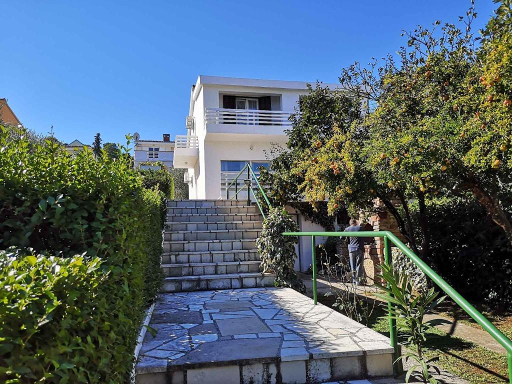 un escalier menant à un bâtiment dans l'établissement Holiday home in Tkon/Insel Pasman 6922, à Tkon