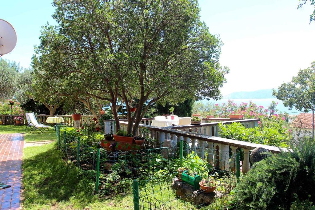 Vonkajšia záhrada v ubytovaní Three-Bedroom Apartment in Novi Vinodolski I
