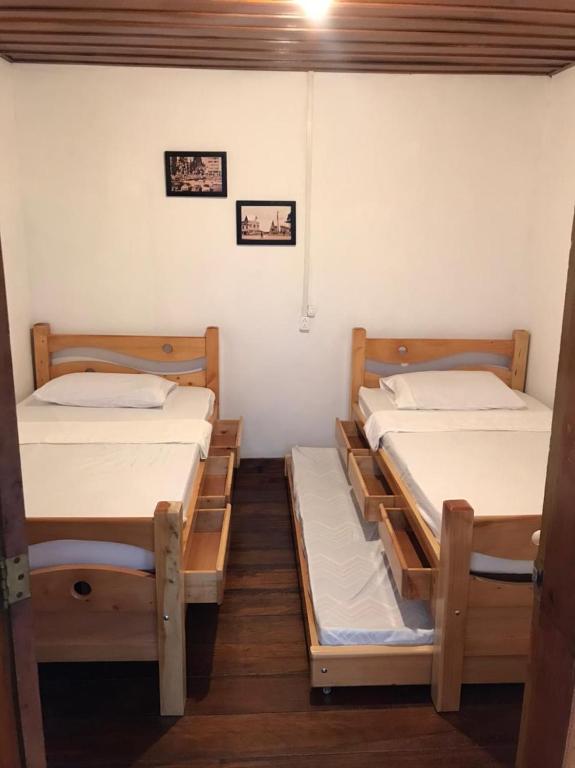 Postel nebo postele na pokoji v ubytování Hermosa Casa en el centro de Santa Rosa de Cabal, sobre vía principal a 3 cuadras de la Plaza