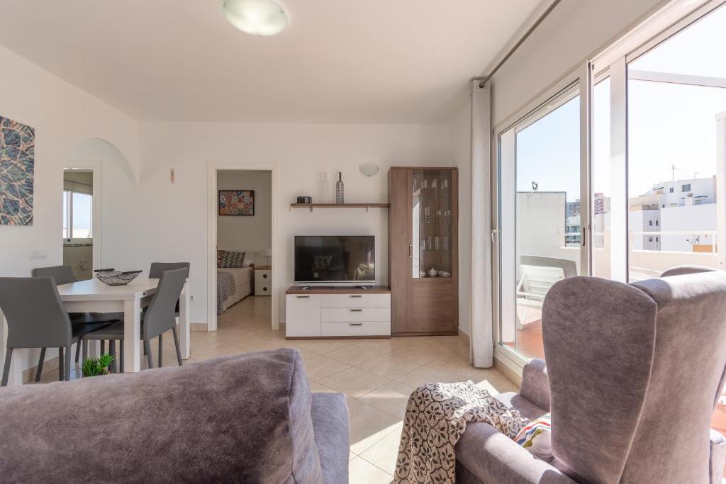 TV a/nebo společenská místnost v ubytování Pondarosa Penthouse 55 - Costa CarpeDiem