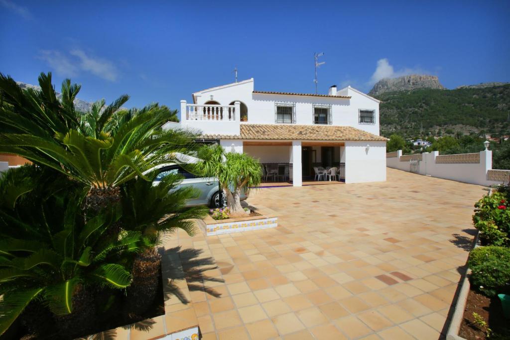 a villa with a view of the yard at Villa Canuta De Ifach - Costa CarpeDiem in Calpe