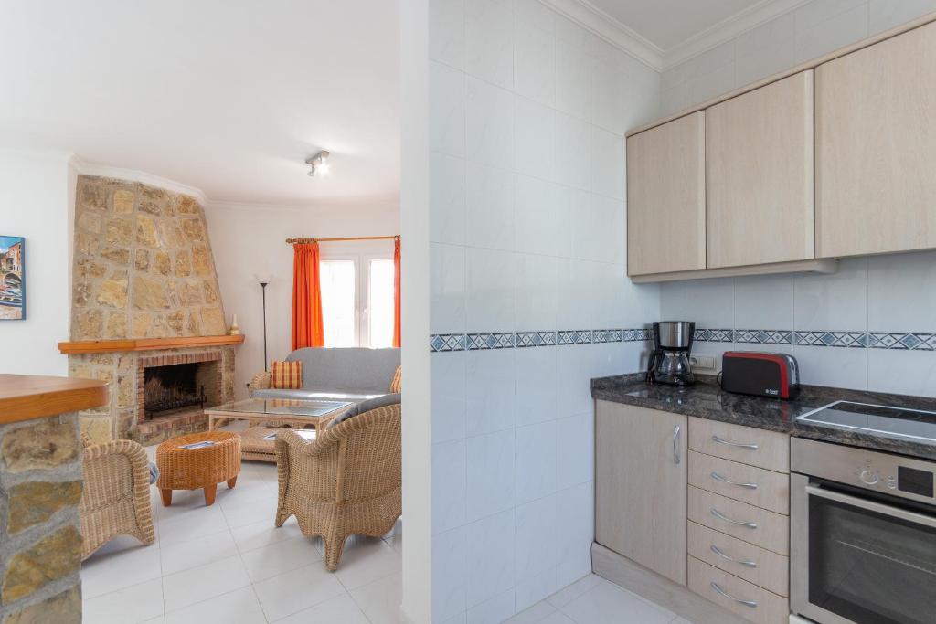 Kuchyňa alebo kuchynka v ubytovaní Villa Oasis - Costa CarpeDiem
