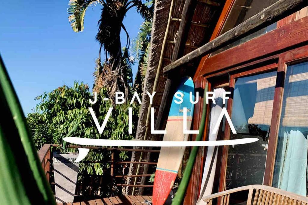 Un edificio con un cartel que dice Bay Surf Inn. en J Bay Surf Villa, en Jeffreys Bay