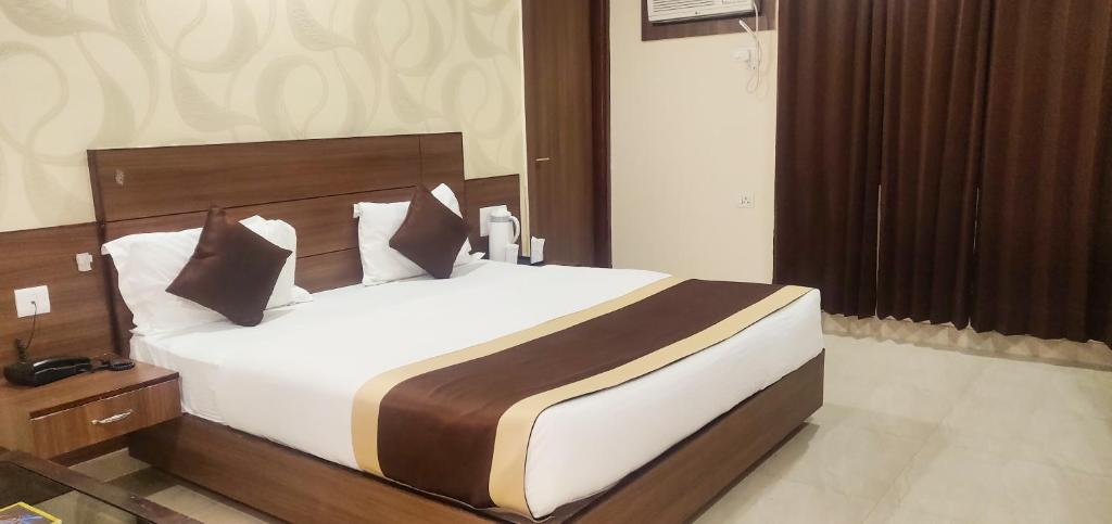 Postel nebo postele na pokoji v ubytování Hotel The Vaishno Devi Hills