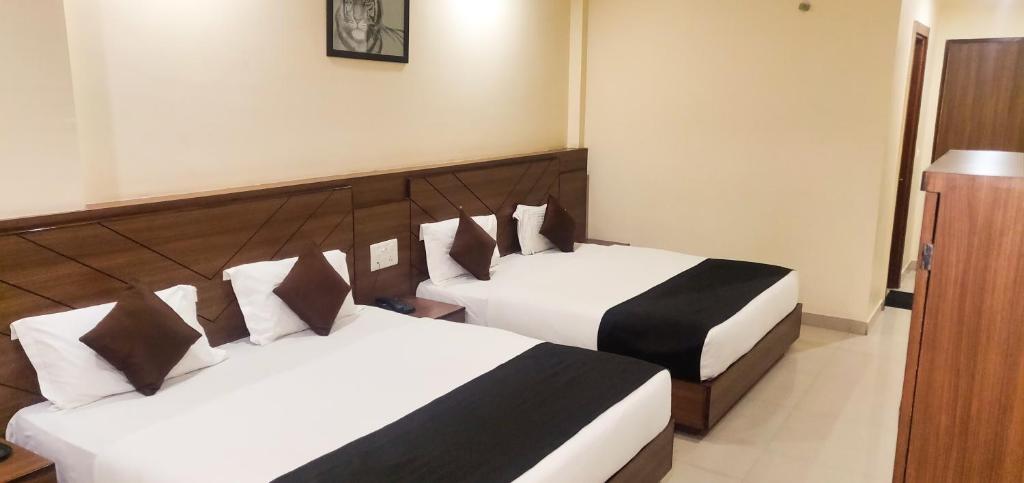 Postel nebo postele na pokoji v ubytování Hotel The Vaishno Devi Hills