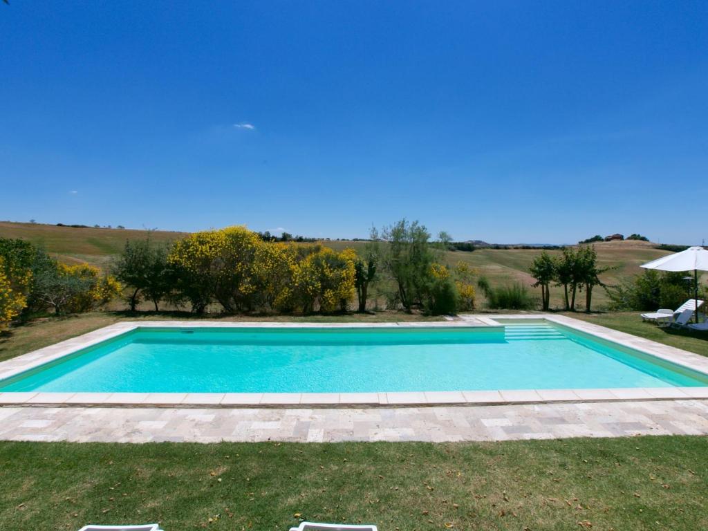 uma imagem de uma piscina num quintal em Belvilla by OYO Forno em Castelnuovo Berardenga