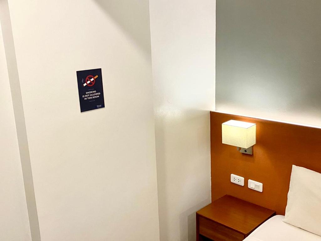 Postel nebo postele na pokoji v ubytování iHotel Uptown BGC