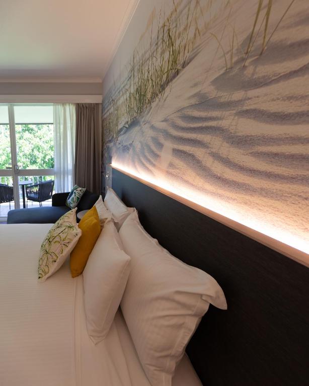 Novotel Sunshine Coast Resort - 高管国王室与花园景观