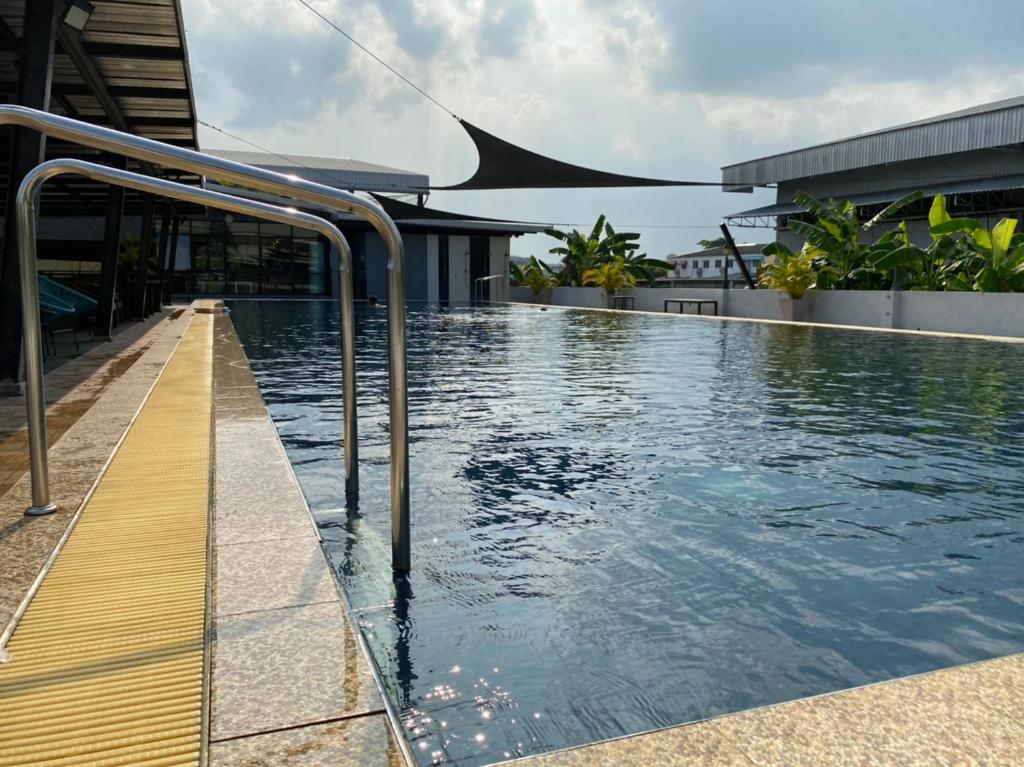 a swimming pool on the side of a building at Kiatnakhon Hotel in Nakhon Si Thammarat