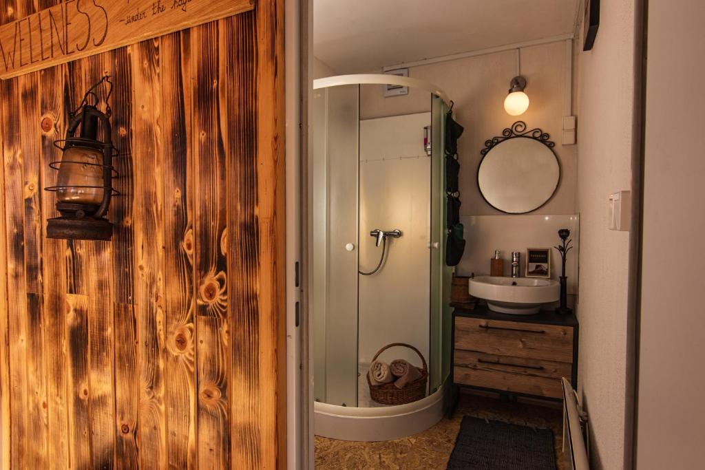 Vannituba majutusasutuses Panorama Glamping Visole