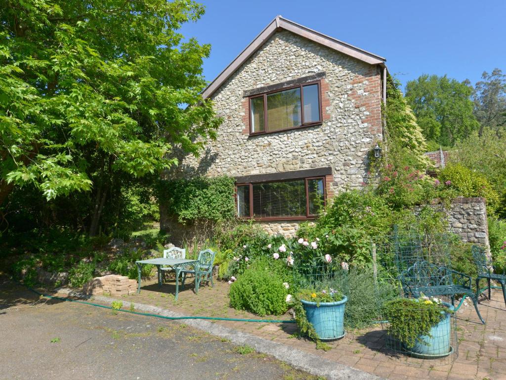 Swallows Nest at Magnolia Lake, Exeter (updated prices 2024)