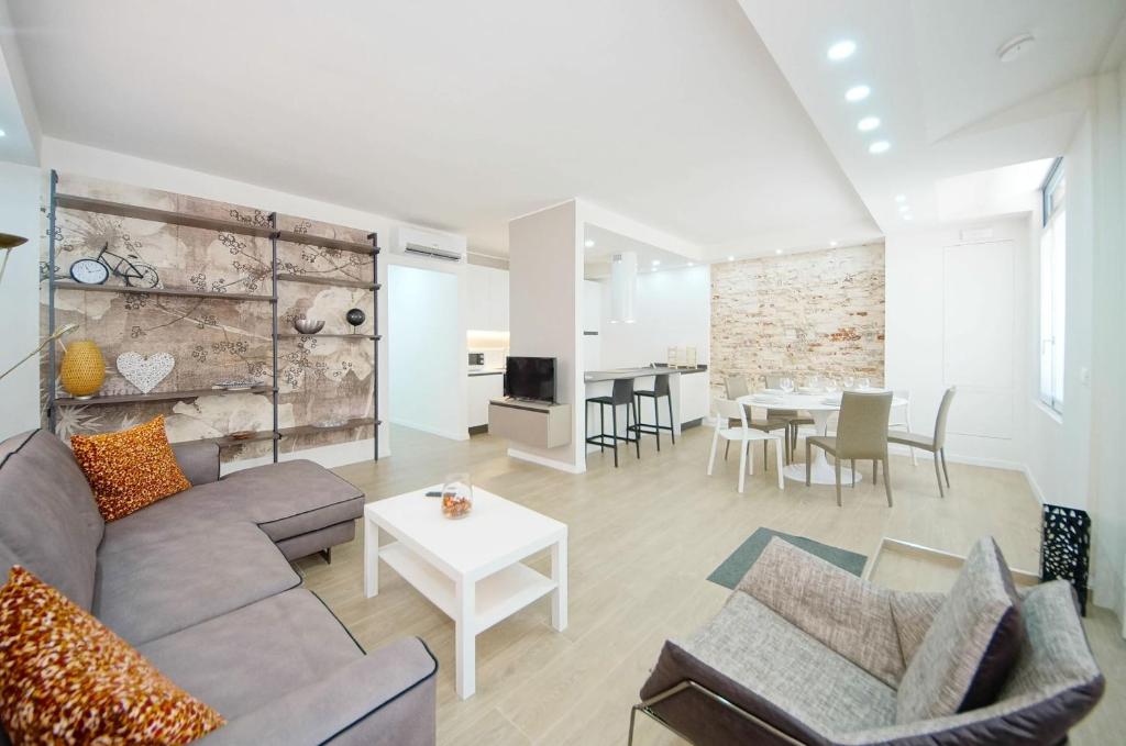 ein Wohnzimmer mit einem Sofa und einem Tisch in der Unterkunft Venezia center Ca' Corte Paludo WI-FI Fibre in Venedig