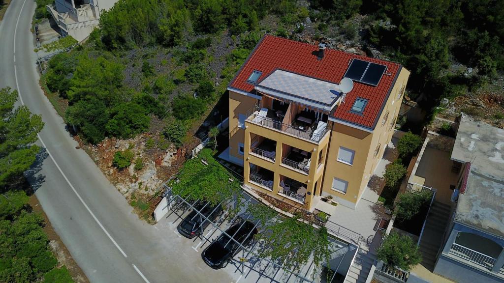 una vista aérea de una casa con techo rojo en Apartments Martina, en Prizba