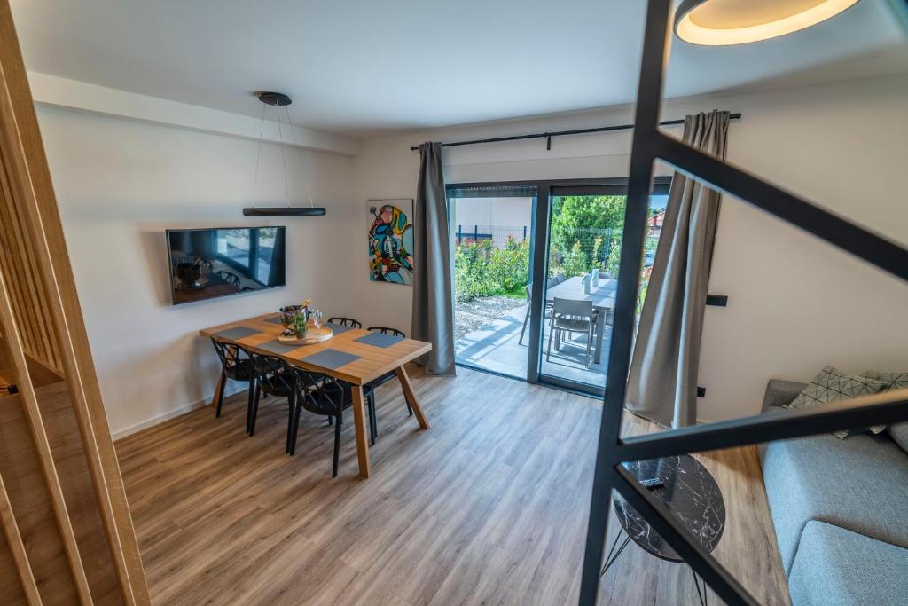 Telewizja i/lub zestaw kina domowego w obiekcie PINNA RESIDENCE - Datul