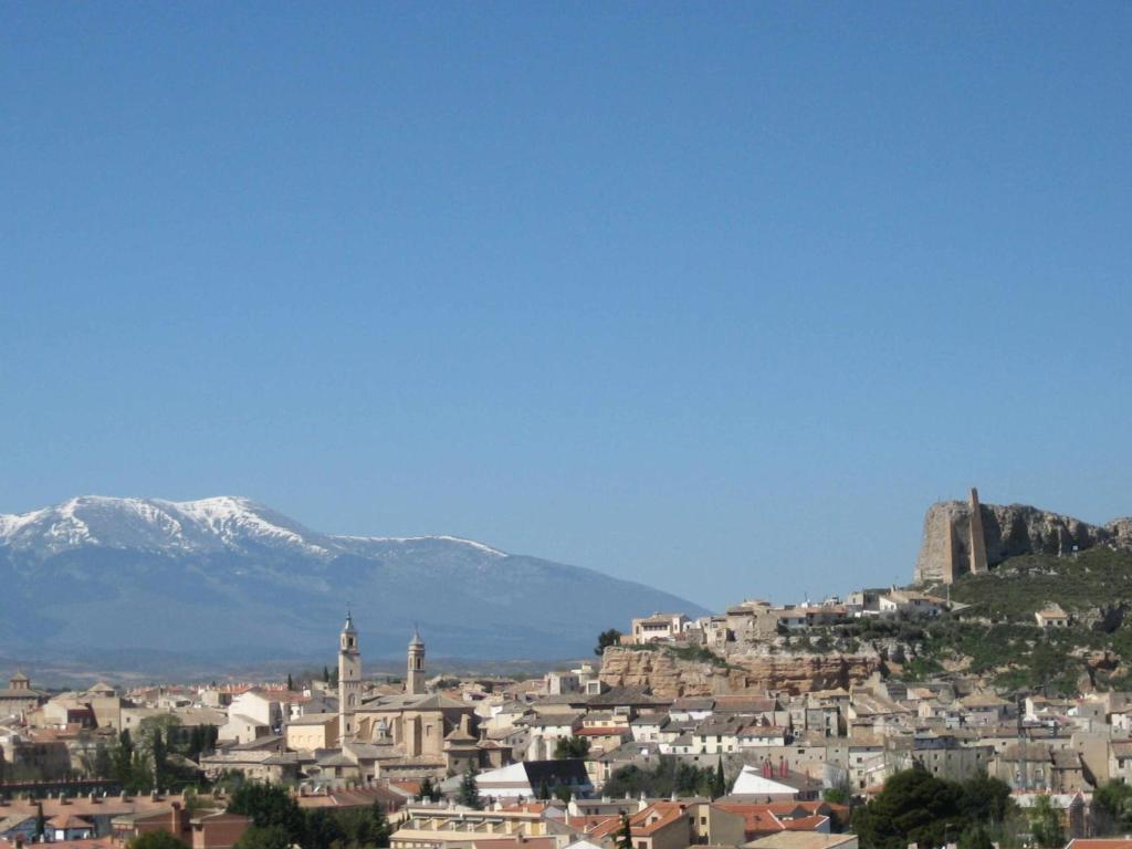 vistas a una ciudad con montañas en el fondo en Borja, en Borja