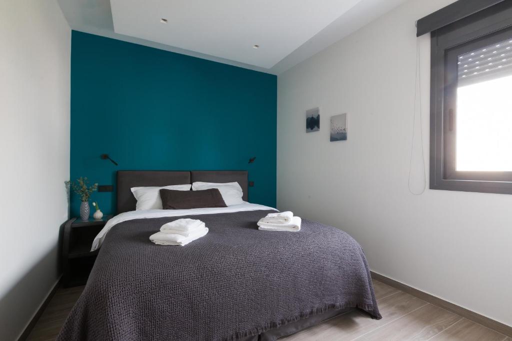 A bed or beds in a room at 12 Reasons Why Metaxourgeio