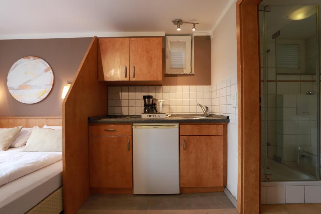 Kuchyň nebo kuchyňský kout v ubytování Hofgut Langenborn Wohnen auf Zeit möblierte Apartments Aschaffenburg Alzenau Frankfurt