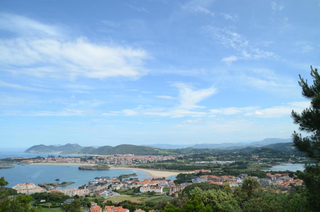 Blick auf die Stadt und einen Wasserkörper in der Unterkunft Apartamentos Cuberris in Ajo