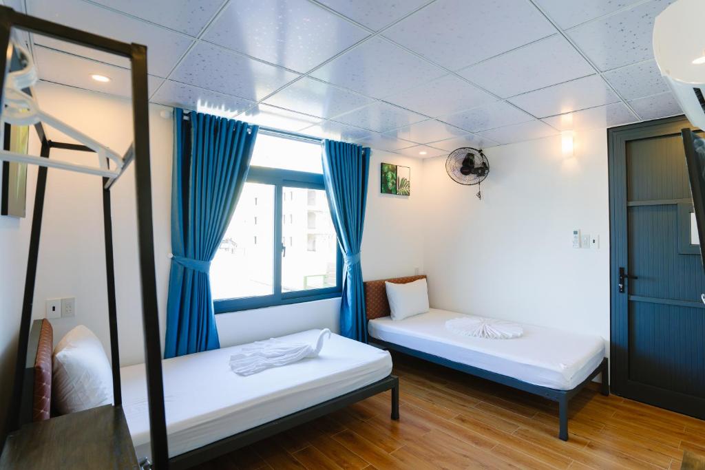 Postel nebo postele na pokoji v ubytování New World Hotel
