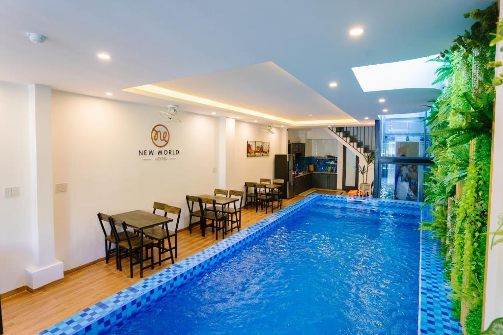 Bazén v ubytování New World Hotel nebo v jeho okolí
