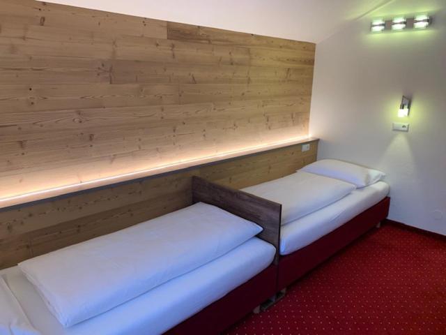 Postel nebo postele na pokoji v ubytování Hotel-Pension Das Platzl