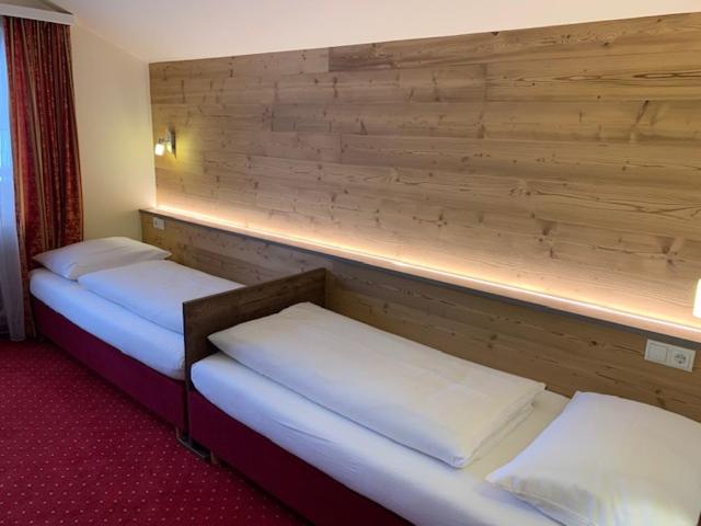 Postel nebo postele na pokoji v ubytování Hotel-Pension Das Platzl