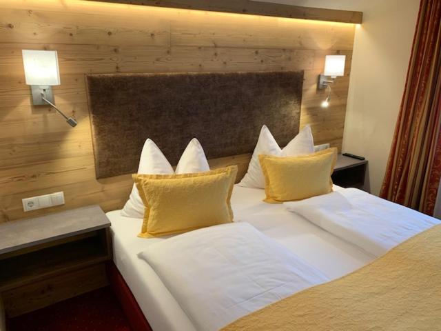 Postel nebo postele na pokoji v ubytování Hotel-Pension Das Platzl