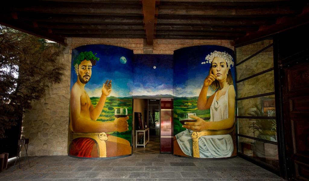 un edificio con pinturas al costado. en Hotel Vinícola Real-200 Monges, en Albelda de Iregua