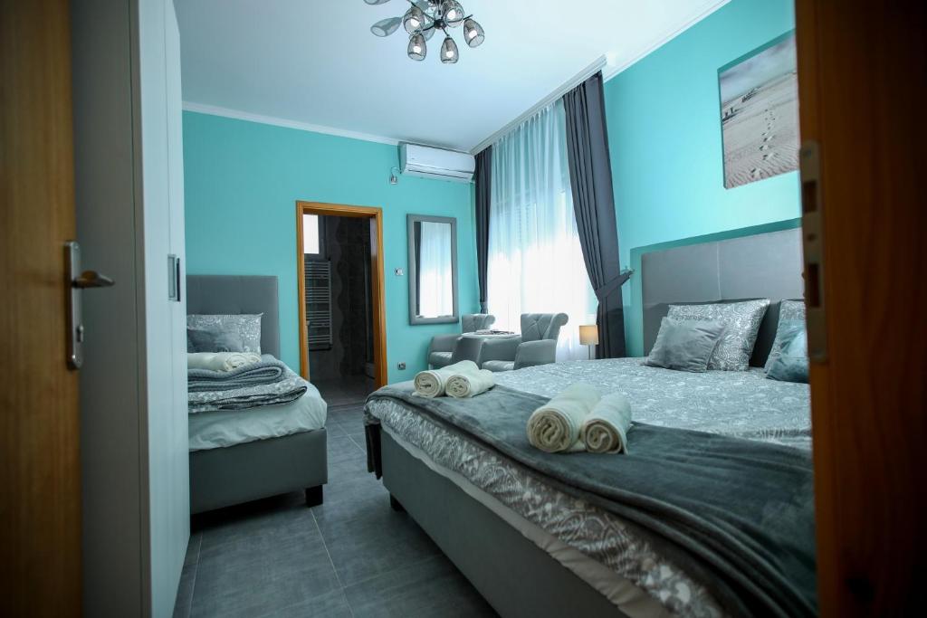 een slaapkamer met een bed met handdoeken erop bij Dunavski Cvet in Banatska Palanka