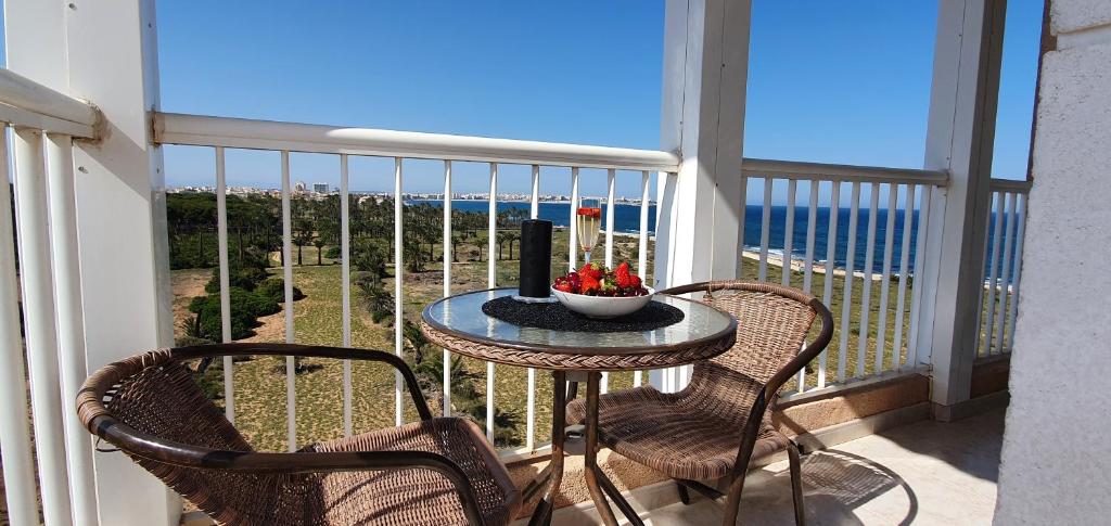 トレビエハにあるPleamar Punta Primaのテーブルと椅子、海の景色を望むバルコニー