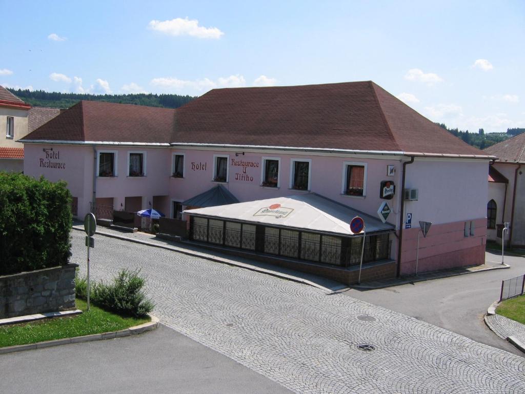 un gran edificio blanco con una tienda delante de él en Hotel U Jiřího, en Humpolec