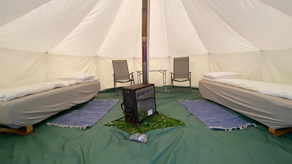 MelbuにあるSiløya Basecampのテント ベッド2台&椅子付