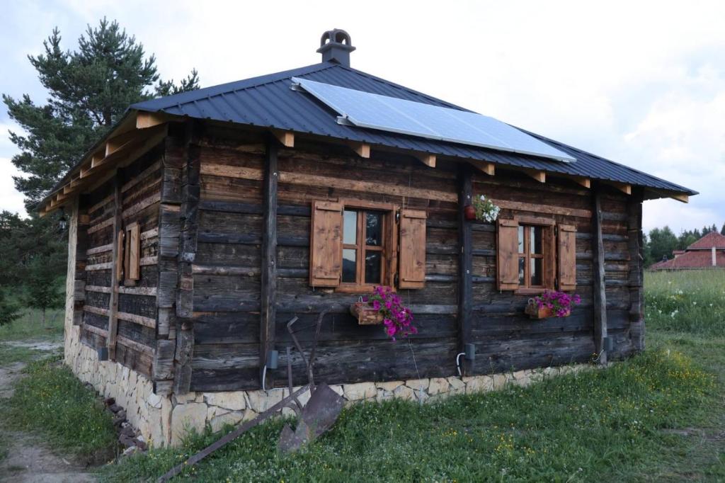 a log cabin with windows and a roof at Збориште in Brdo