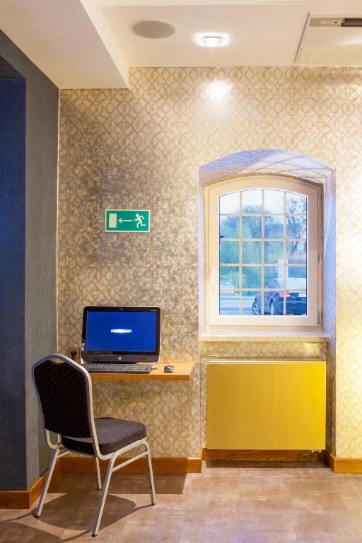 Televízia a/alebo spoločenská miestnosť v ubytovaní Hotel Miodowy Młyn