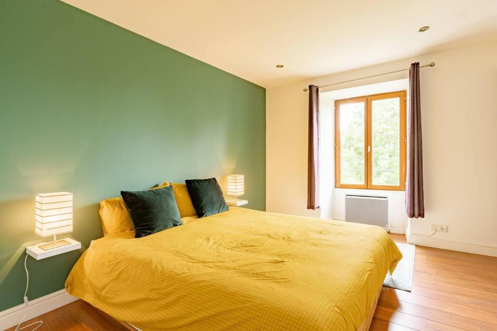 a bedroom with a yellow bed and a window at Ecrin cosy au coeur de Thollon (Sauna !) in Thollon