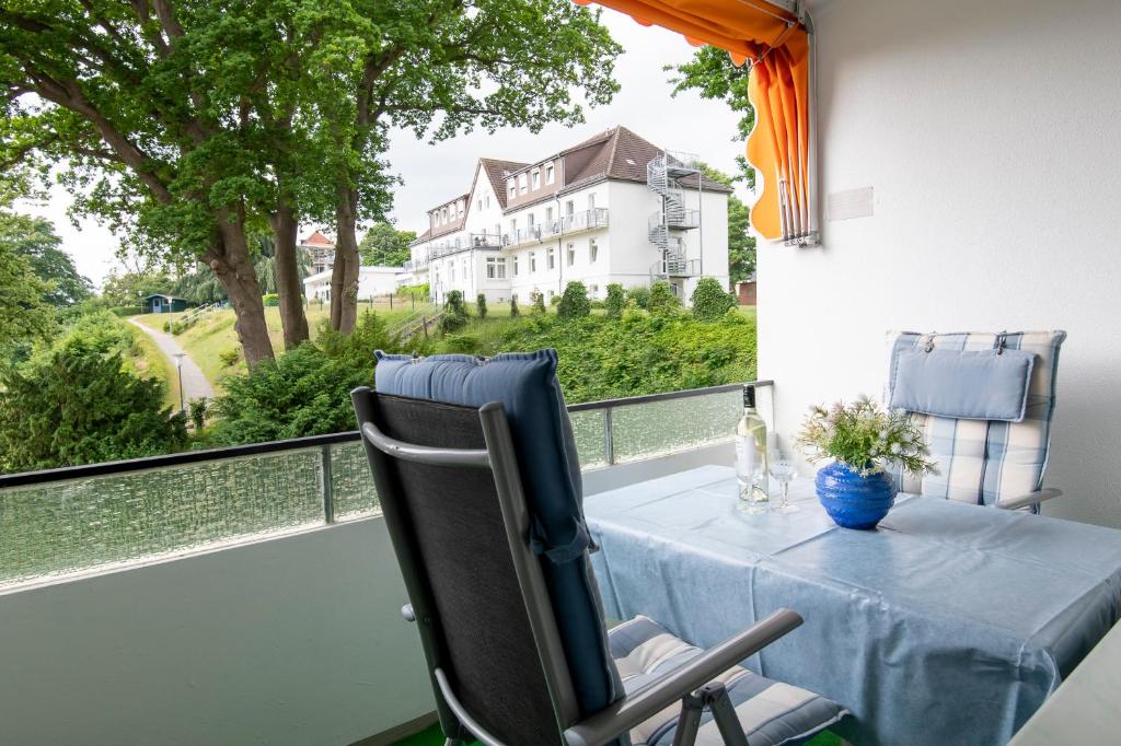 un tavolo su un balcone con vista su una casa di Uferstraße 4 Wohnung 29 a Grömitz